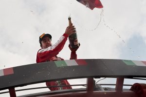 Σαν σήμερα 25 Σεπτεμβρίου – ο Ισπανός πιλότος της Φόρμουλας 1 Φερνάντο Αλόνσο γίνεται ο νεαρότερος πρωταθλητής στην ιστορία του θεσμού σε ηλικία 24 ετών