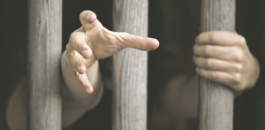 Αγωνία για τα 6 παιδιά που παραμένουν στα “κλουβιά της ντροπής”