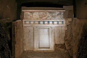 Σαν σήμερα 8 Νοεμβρίου: Έλληνας αρχαιολόγος ανακαλύπτει τον τάφο του Φιλίππου Β΄ της Μακεδονίας στη Βεργίνα