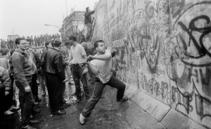 Σαν σήμερα 10 Νοεμβρίου: χιλιάδες πολίτες αρχίζουν σιγά-σιγά να γκρεμίζουν το Τείχος του Βερολίνου