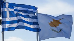 Σαν σήμερα 5 Δεκεμβρίου: ο πρόεδρος της Κύπρου, Γλαύκος Κληρίδης περνά  στην κατεχόμενη Λευκωσία για πρώτη φορά από το 1974