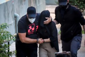 Η ανακοίνωση της ΕΛ.ΑΣ για την σύλληψη της 35χρονης για την επίθεση με καυστικό υγρό