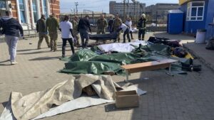 Ουκρανία: Τουλάχιστον 39 νεκροί σε χτύπημα στον σιδηροδρομικό σταθμό