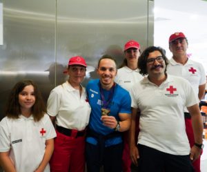  Οι εθελοντές του Ελληνικού Ερυθρού Σταυρού τίμησαν τον «χρυσό» Λευτέρη Πετρούνια